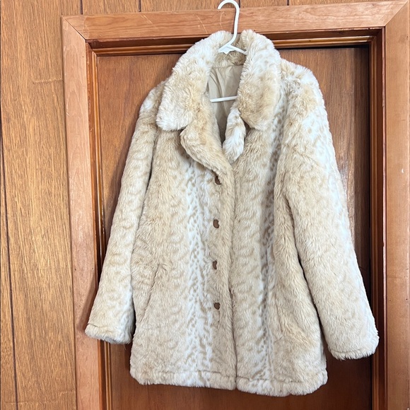 Tudor Court Jackets & Blazers - Tudor Court Women's Cream Faux Fur Coat, size XL Fits like a XXL 50” across bust
